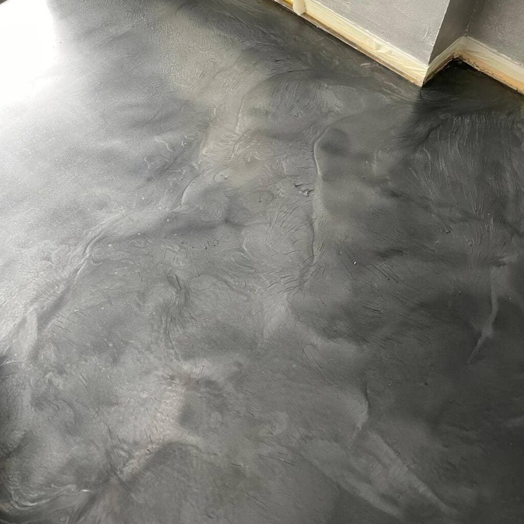 pavimenti in resina effetto cemento grigio con sfumature più chiare