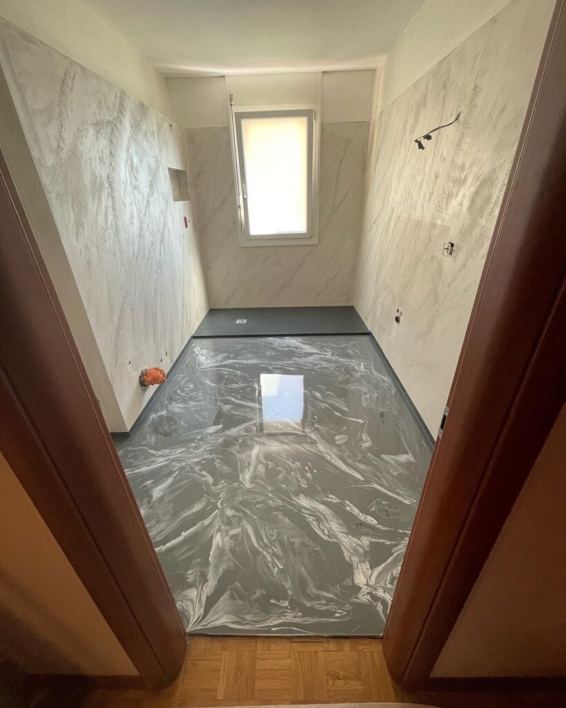 ristrutturazione bagni moderni bagno vuoto con pavimento in resina appena fatto e pareti pitturate